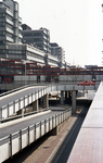 846066 Gezicht op de afrit van het Stationsplateau boven het Stationsplein te Utrecht in het kantoor- en winkelcentrum ...